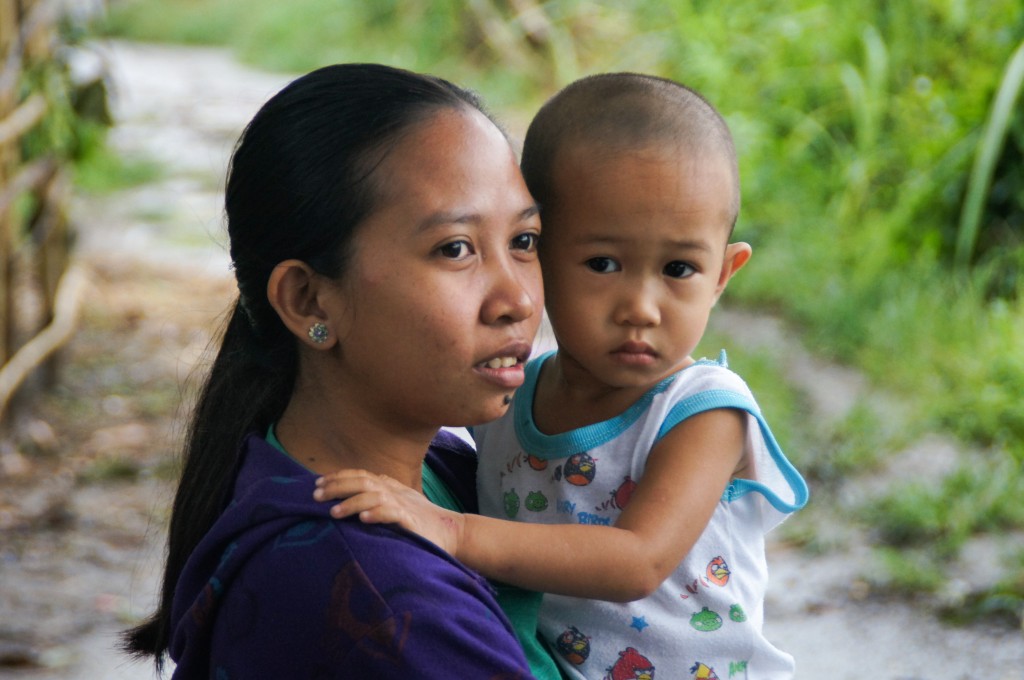 Mother and son in Bacolod, Philippines | drewgneiser.com